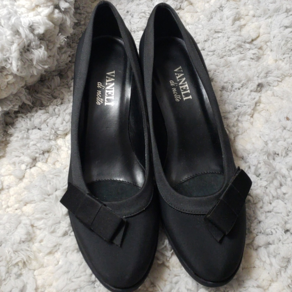 Vaneli di notte black satin pumps with bow